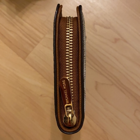 Michael Kors Wallet - Picture 4 of 6